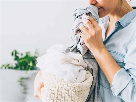 Il Trucco Per Rimuovere Lodore Di Sudore Dai Vestiti Senza Lavarli