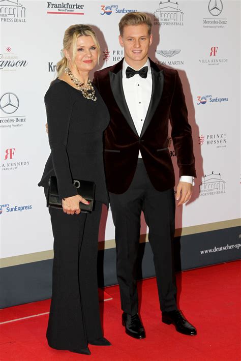 Photo Corinna Betsch Schumacher et son fils Mick assistent à la