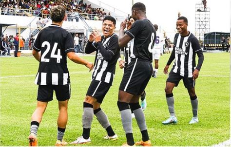 reservas Botafogo vence São Carlense e avança em primeiro na