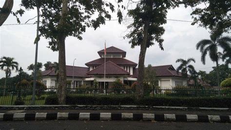 Begini Aktivitas Di Pendopo Dan Rumah Pribadi Bupati Bogor Ade Yasin