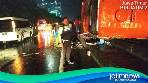 Bus Berpenumpang Rombongan Ziarah Wali Terguling Di Tol Gresik