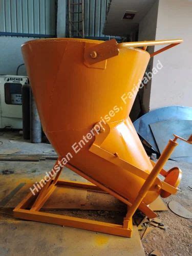 Tower Crane Banana Concrete Bucket With Hose Pipe Arrangement Capacity