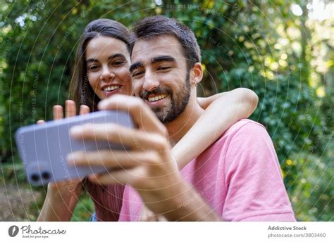 Unterschiedliches Paar Macht Selfie Im Garten Ein Lizenzfreies Stock Foto Von Photocase