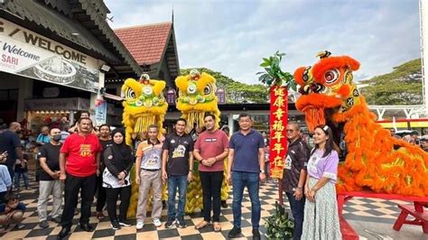 Persembahan Tarian Singa Sempena Tahun Baru Cina Menara Taming Sari