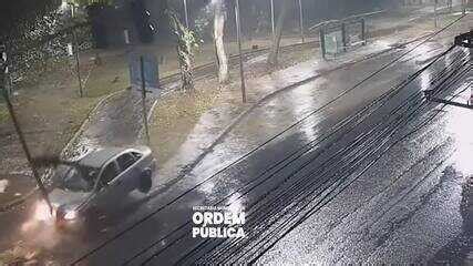 Vídeo flagra momento em que carro atinge semáforo em Volta Redonda