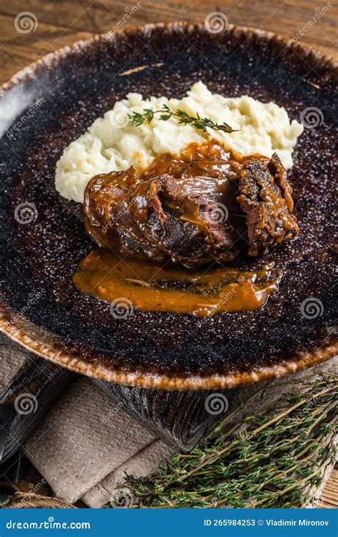 Bochechas De Carne Cozidas Em Molho De Vinho Tinto Batatas Lavadas