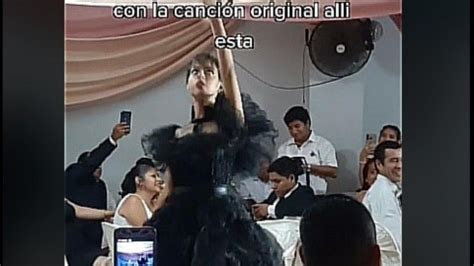 Quinceañera recrea escena del baile de Merlina en su fiesta