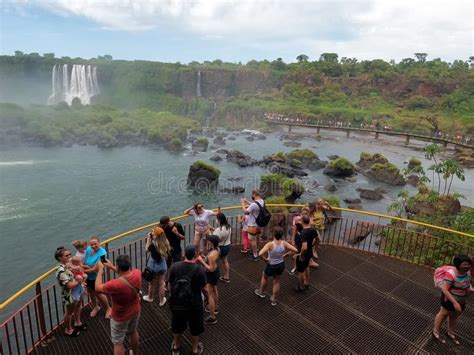 Turistas De Diferentes Nacionalidades Visitando Las Cataratas De Iguacu