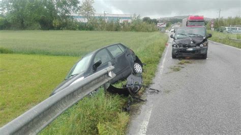 Incidente Tra Osimo E Camerano Sbanda Con L Auto E Finisce Contro Un