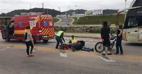 Motociclista Fica Ferida Ap S Colis O Carro Na Beira Rio Em Brusque