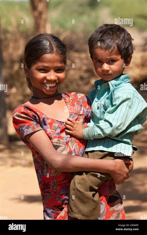 Felices Los Niños Indios En El Típico Pueblo De Nimaj Rajasthani