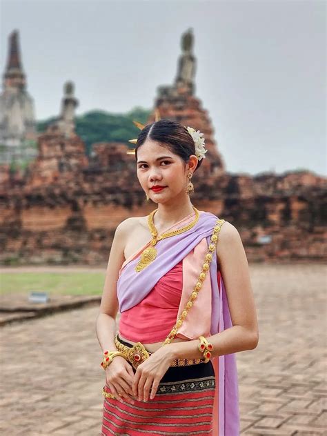 แต่งชุดไทย ถ่ายรูปเล่น ที่วัดไชยวัฒนาราม จ อยุธยา แกลเลอรีที่โพสต์โดย