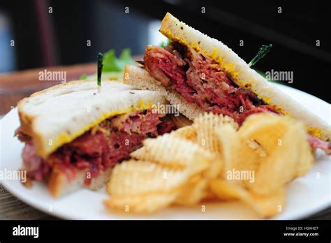 Corned Beef En Pan De Centeno S Ndwich Con Papas Fritas Jud O De Deli