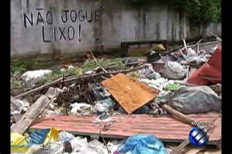 Moradores reclamam do acúmulo de lixo e entulho em conjunto residencial