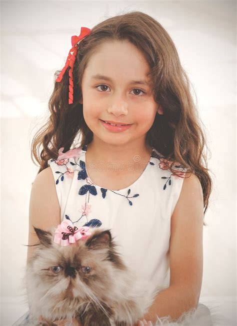 Portrait De La Belle Petite Fille De Sourire étreignant Son Chat Image