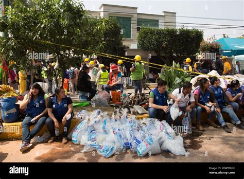 Los Voluntarios Recogen Agua Medicamentos Y Alimentos Donados Por