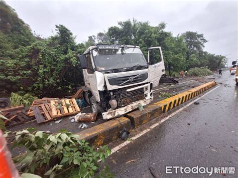 彰化台74甲大貨車衝出道路撞樹！「駕駛噴飛」命危搶救中 Ettoday社會新聞 Ettoday新聞雲