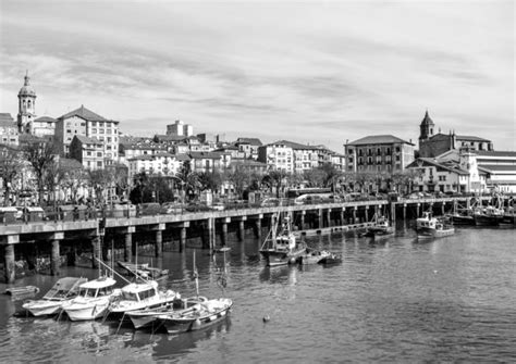 Lais Puzzle Hafen von Bermeo Baskenland Spanien in schwarz weiß 500