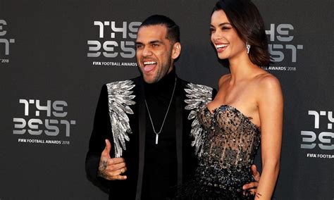 Dani Alves Si Strugge D Amore Per La Sua Joana In Questa Follia Dopo