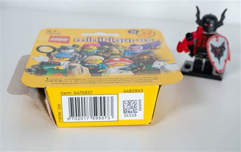 Lego Minifiguren Serie Mit Waage Und Code Auf Der Jagd Nach