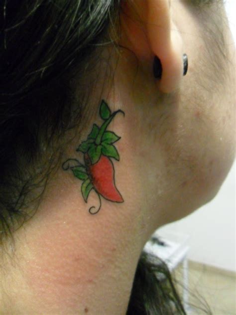 red chili pepper neck tattoo Tatuagem no pescoço masculino Pimentas