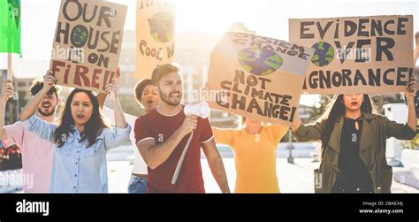 Grupo de manifestantes en la carretera jóvenes de diferentes culturas