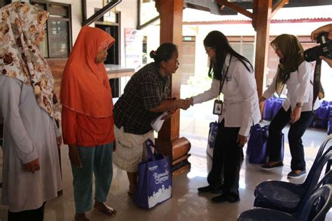 Program Bina Lingkungan Adi Soemarmo Bagikan Sembako Untuk Warga