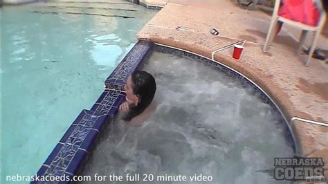 jacuzzi and showering with hot spring break teens Vídeos Porno