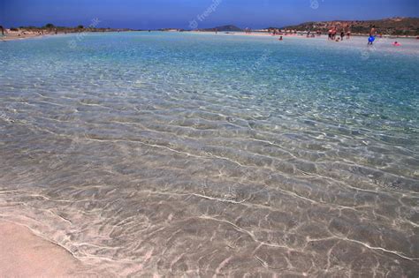 Playa De Arena Rosa Con Aguas Cristalinas Y Gente Elafonisi Creta