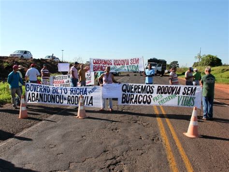 G1 Pedindo Por Melhorias Manifestantes Bloqueiam PR 463 Por Duas