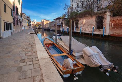 Casas Venecianas Tradicionales A Lo Largo Del Canal Al Atardecer Foto