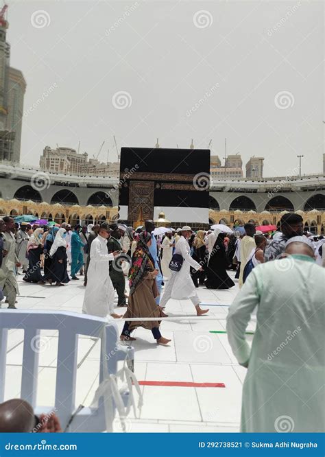 Mecca July A Crowd Of Pilgrims Circumabulate Tawaf Kaaba On July