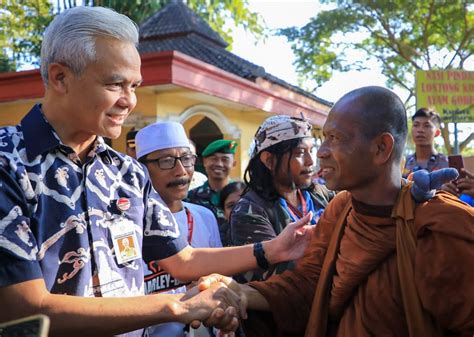 Momen Gubernur Ganjar Menyapa Biksu Thudong Di Musala