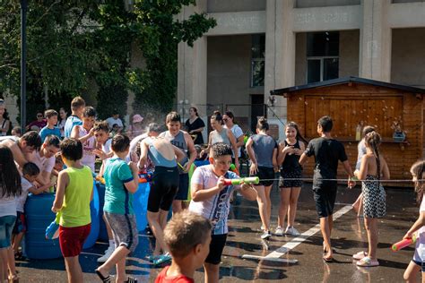 Foto Sute De Copii S Au Distrat Pe Cinste La Cea Mai Mare B Taie Cu