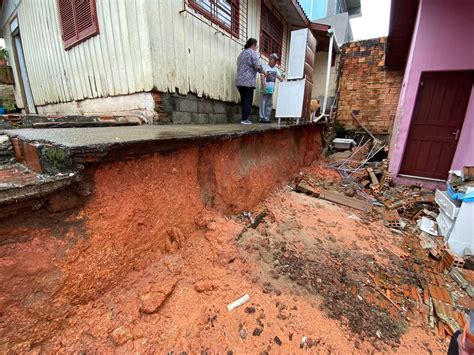 Chuva causa deslizamento de terra queda de muro e deixa trânsito lento