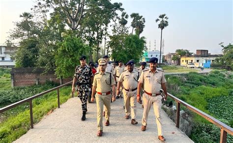 Gopalganj 22 थानों की पुलिस ने एक साथ मारा रेड 54 अपराधी गिरफ्तार 3 अभियुक्तों के घर की हुई