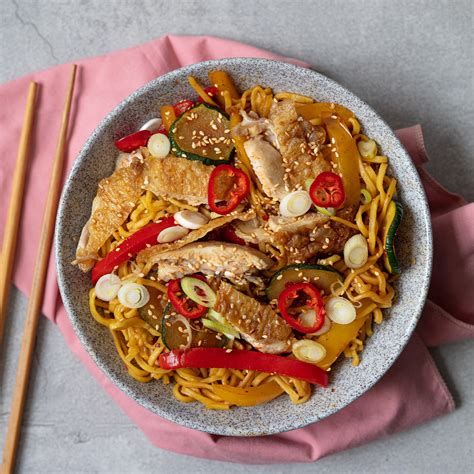 Spicy chicken stir-fry | easyFood