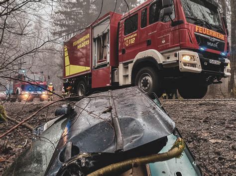 Pkw Zwischen Zwei B Umen Eingeklemmt Unfall Nahe Hilders