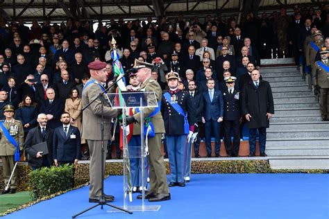 Passation de commandement à la tête de larmée de Terre le général