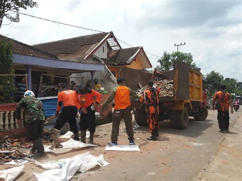 Relawan Gotong Royong Bantu Warga Korban Angin Ribut Kompas Id