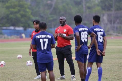 Pelatih Persipura Genjot Latihan Pemain Sebelum Tampil Pada Piala Afc