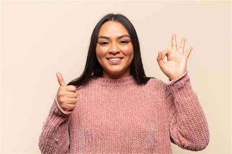 Mujer Latina Joven Que Se Siente Feliz Asombrada Satisfecha Y Sorprendida Mostrando Gestos De