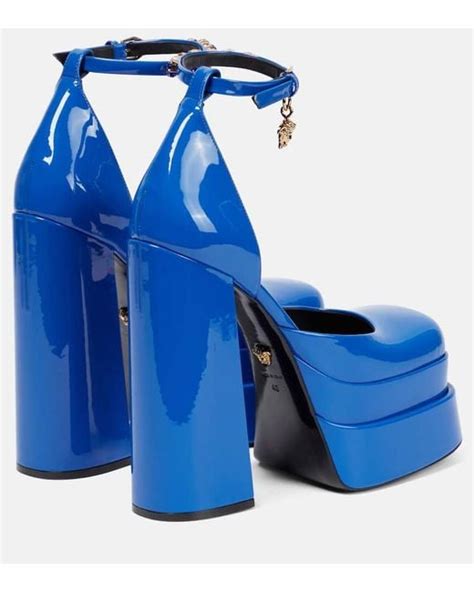 Versace Plateau Pumps Medusa Aevitas Aus Lackleder In Blau Lyst At