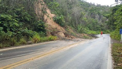 Deslizamento De Terra Deixa Tr Fego Em Pista Nica Na Br No Norte