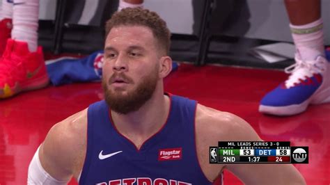 現場響起球證你很爛的呼喊聲場上的 Blake Griffin 也加入了 籃球場 籃球地帶 FanPiece