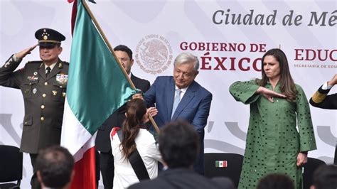 AMLO abandera a delegación mexicana que va a los Juegos Olímpicos de