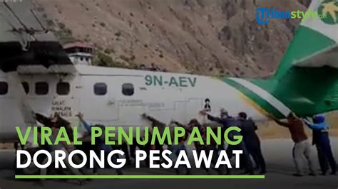 Viral Video Penumpang Ramai Ramai Dorong Pesawat Keluar Dari Landasan