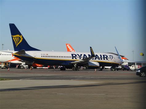 EI EVC Boeing 737NG 8AS W London Luton Airport Ryanair Philip