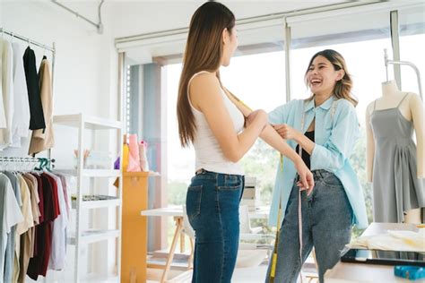 Mujer Asi Tica Sastre Mide Los Cuerpos De Los Clientes Para Hacer Ropa