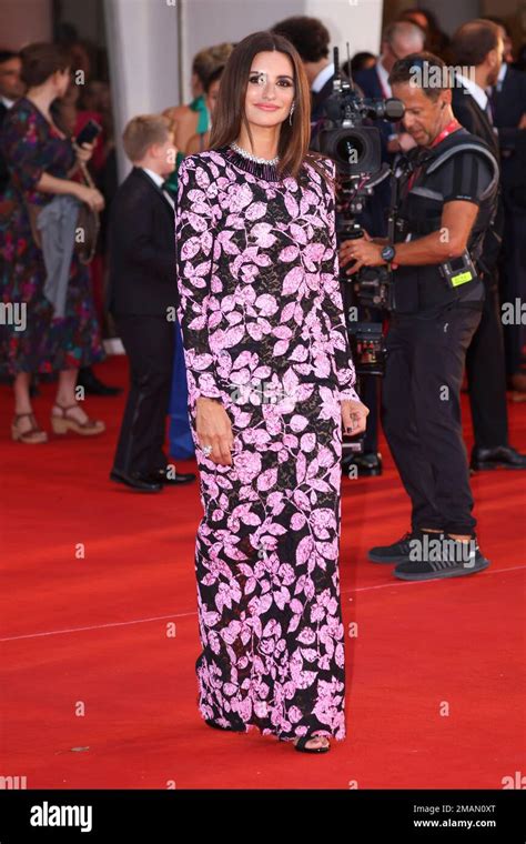 Penelope Cruz Poses For Photographers Upon Arrival At The Premiere Of